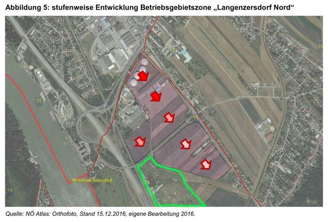 Aus dem Flächenwidmungsvorhaben der Gemeinde Langenzersdorf: Rot die Ausbaustufen, wobei die ersten beiden vollen Pfeile die Fläche für das Post-Zentrum zeigen. Grün umrandet der Golfplatz.