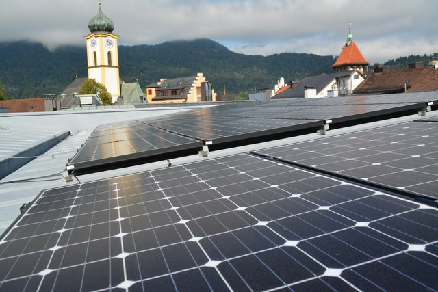 90.000 Euro investierte der Kufsteiner in die PV-Anlage am Hoteldach.