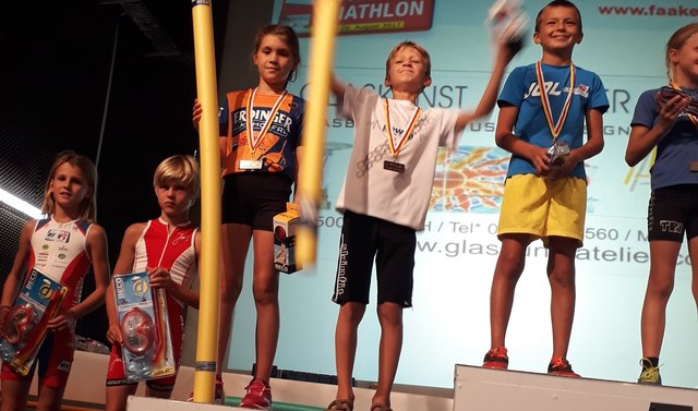 Annika Sontag (dritte von links) zeigte beim Faakersee Nachwuchs Aquathlon ihr Können.