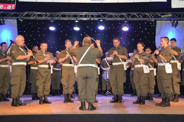 Die Militärmusik Burgenland spielte auf der Bühne.