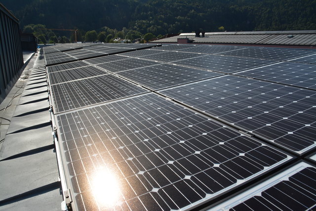 "800 bis 1.000 Quadratmeter", so Huber, seien nun mit Solarpaneelen belegt.