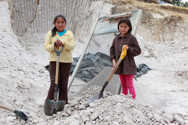 Harte Arbeit in den Ziegeleien für viele Kinder in Peru.