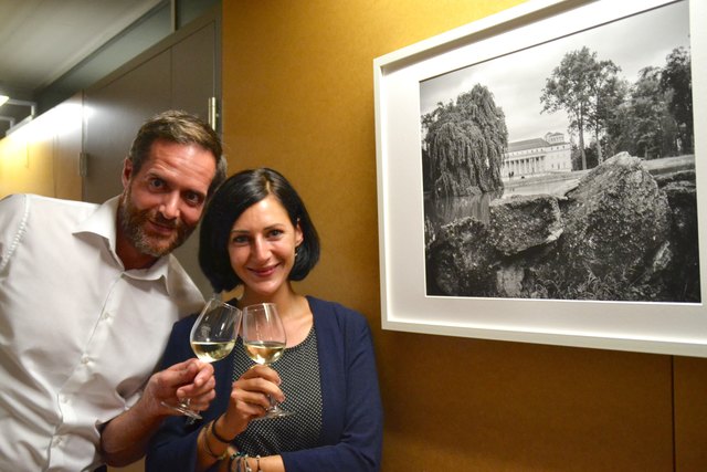 Fotografin Birgit Machtinger mit ihrem „Schlosspark-Model“ Michael Pinzolits bei der Vernissage