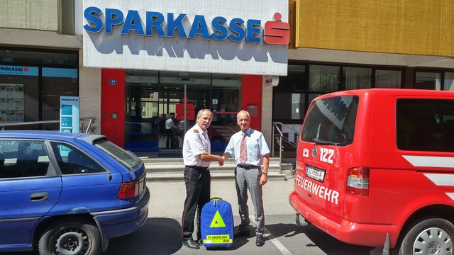 Die Freiwillige Feuerwehr Ansfelden mit Kommandant HBI Kurt Dickinger dankt Direktor Albert Forstner und der Sparkasse Oberösterreich für diese Unterstützung. | Foto: Stadtarchiv Ansfelden