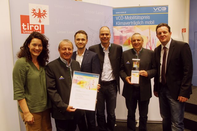 Ingrid Felipe mit Stefan Mangott (GF Komperdell), Markus Gansterer (VCÖ), Georg Geiger (GF Komperdell), Paul Greiter (Bürgermeister Serfaus), Rene Zumtobel (ÖBB) (v.l.). | Foto: Land Tirol/Aigner