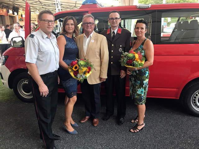 Die Feuerwehr unter Kommandant Mario Peischl (2. von rechts) nahm die Fahrzeuge unter Anwesenheit von Bgm. Dieter Wirth (links) und Landeshauptmann Hans Niessl (Mitte) entgegen. | Foto: Landesmedienservice