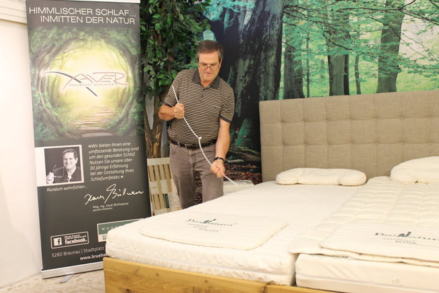 Radiästhet Xaver Brühwasser kann mit seiner Wünschelrute feststellen, welche Störungen zu Hause auftreten.