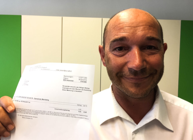 Konsequente Mahnung: Michael Runda mit der 60-Cent-Forderung der BH Villach