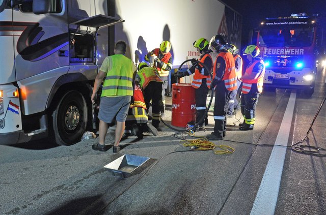 Die Feuerwehr pumpte rund 200 Liter Diesel aus. | Foto: FF Pöchlarn