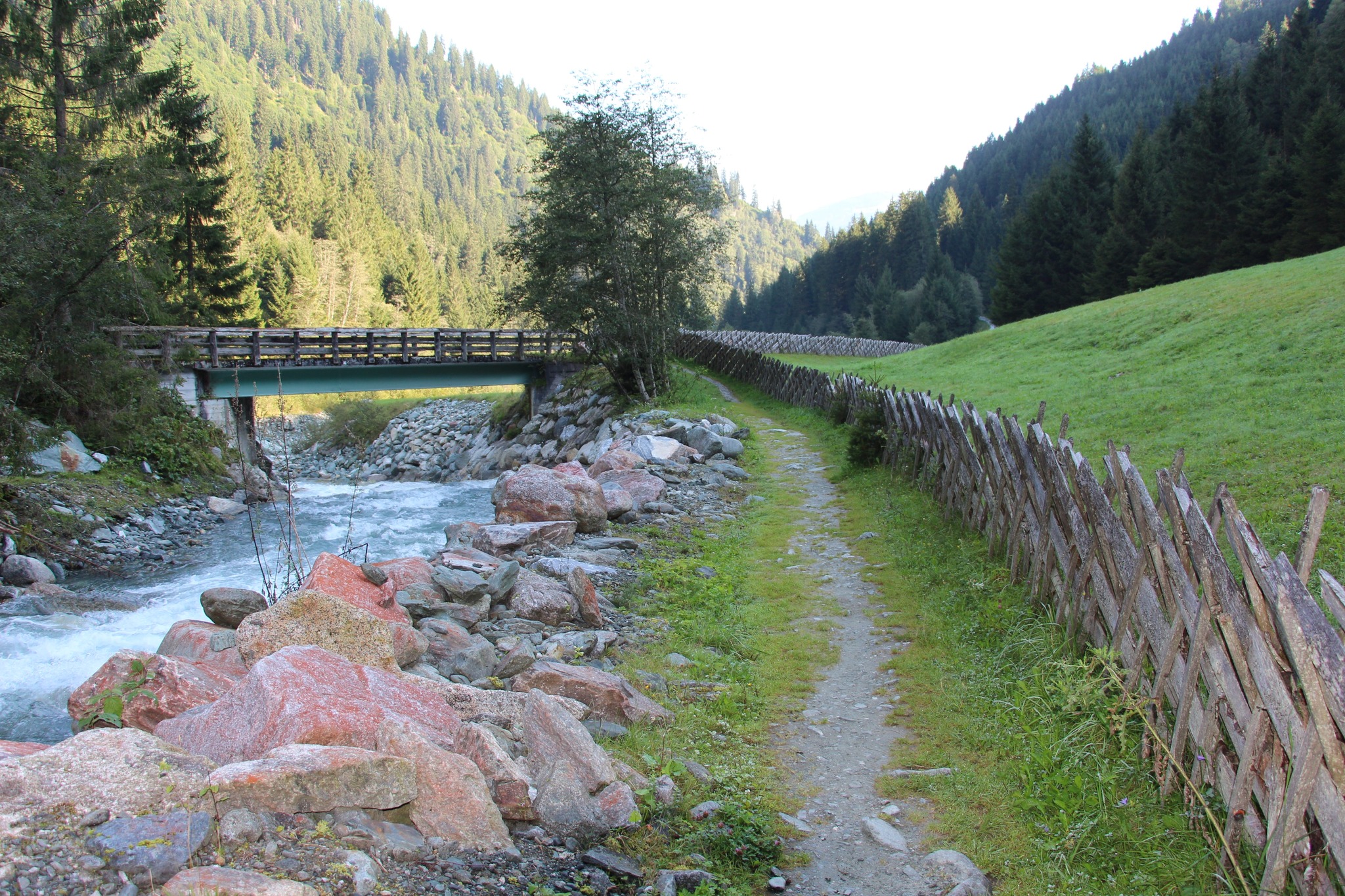 pinzgauer-zaun-entlang-des-hollersbach-pinzgau