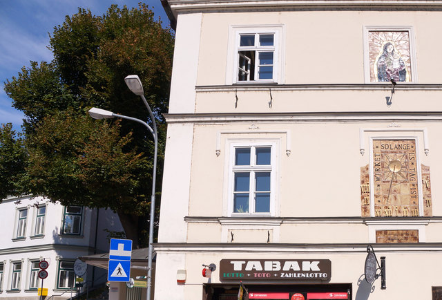 Sonnenuhr mit Marienbild: Der Entwurf stammt von der Künstlerin Liselotte Gardavsky (1934-2013). | Foto: Cornelia Grobner