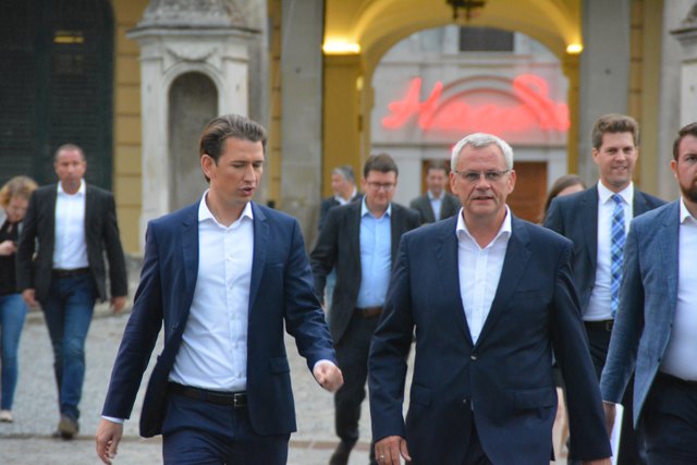 ÖVP-Chef Sebastian Kurz mit Eisenstadts Bürgermeister Thomas Steiner am Weg ins Restaurant Henrici, wo die ÖVP Eisenstadt ihren offiziellen Wahlkampf startete.