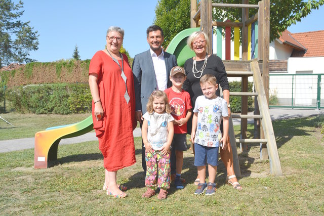 BR Posch-Gruska, LTP Illedits, Bgm. Salamon mit Kindern des Bewegungskindersgartens in der Mattersburger Mühlgasse.