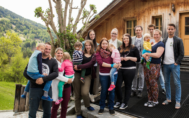 Die HAK-Projektgruppe sammelt via Schokoladenverkauf Spenden für den Ederhof. | Foto: Marco Leiter