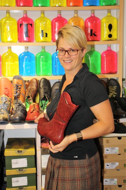 Manuela Tulnik präsentiert Vega-Nova-Schuhe in den schönsten Herbstfarben.