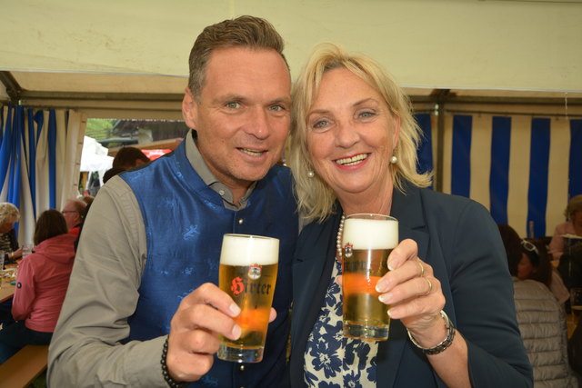 "Hirter"-Verkaufschef Hermann Schnitzler mit Luise Valentinitsch
