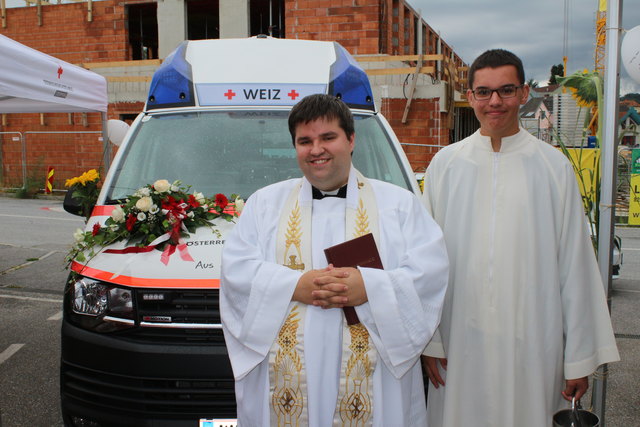 Mag. Daniel Gschaider segnete das Fahrzeug. | Foto: Sofie Thaller