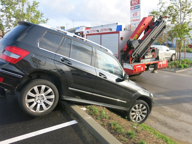 Die Stadtfeuerwehr Oberwart barg ein Auto von einer Böschung beim neuen Hofer-Markt. | Foto: Stadtfeuerwehr Oberwart