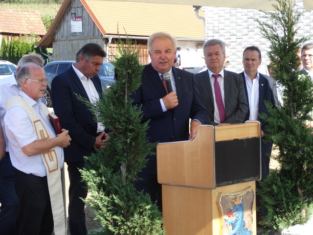Feierliche Eröffnung: Landeshauptmann Hermann Schützenhöfer (2.v.r.) eröffnete das Infrastrukturprojekt. | Foto: Marktgemeinde Gnas