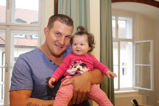 Jana Alexa Maria Eßbüchl mit Papa Stefan.