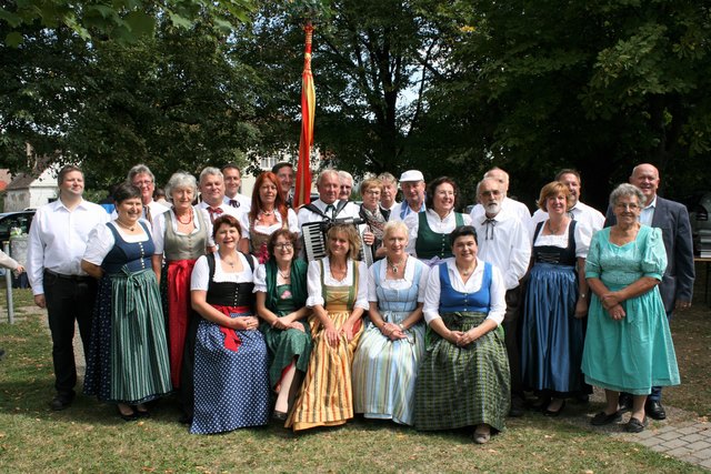 Bürgermeister Klaus Schütz und Vizebürgermeisterin Martina Pauer mit der Tanzgruppe Kobersdorf und den Direktvermarktern Burgi Fuchs, Franz Berger und Maria Reiterits.