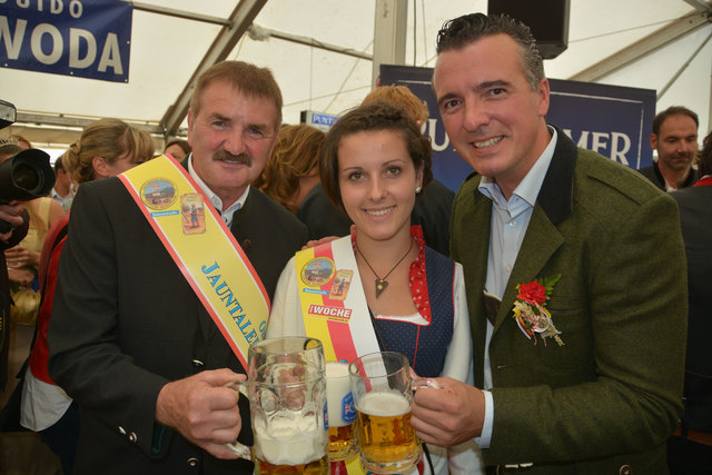 Salamikönig Reinhard Prutej, Salamiprinzessin Manuela Golautschnik, Landesrat Gernot Darmann