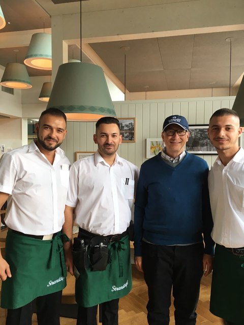 Die Kellner Melih, Alan und Sascha mit Überraschungsgast Bill Gates. | Foto: Foto: Strandcafé