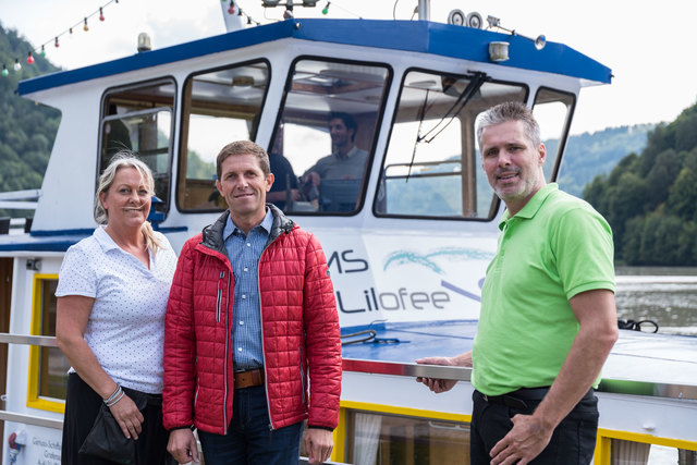 Gewinner Christian Rauscher (Bildmitte) mit Schifffahrtsbetreiber Veronika und Gerhard Gierlinger.