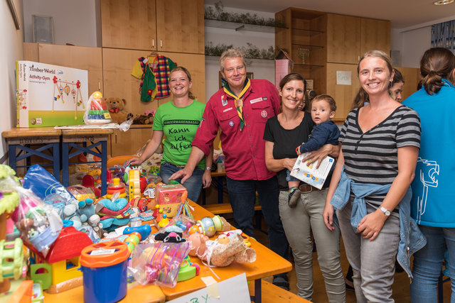 Karoline Sexlinger und Dominik Blaschek von den Pfadfindern (li.) freuten sich über das rege Interesse bei 10. Kinderwarenbasar.