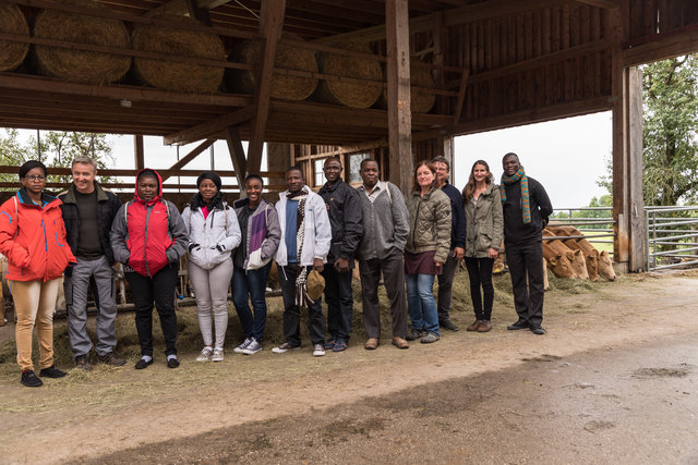 Für Besucher aus Ghana ungewöhnlich kalt, zeigten sie dennoch großes Interesse für den Biohof Ebner in Arnreit.