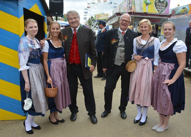 Marktreferent Bürgermeister Stefan Visotschnig und Marktmeister Prof. Arthur Ottowitz mit Marketenderinnen der Jauntaler Trachtenkapelle Loibach