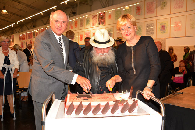 Erwin Pröll, Hermann Nitsch und Barbara Schwarz schneiden die Geburtstagstorte an
