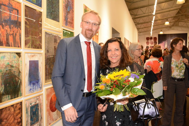 Peter Fritz überreichte Rita Nitsch einen Blumenstrauss