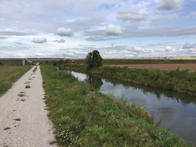 Radweg entlang des Kanals. Schotter.