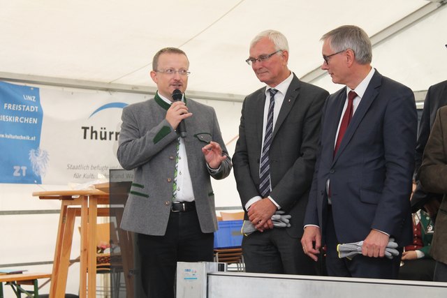 Moderator und Bezirkshauptmann Werner Kreisl (l.) durfte unter anderem Katastrophenschutz-Landesrat Elmar Podgorschek (m.) und Sozialminister Alois Stöger (r.) begrüßen. | Foto: BezirksRundschau
