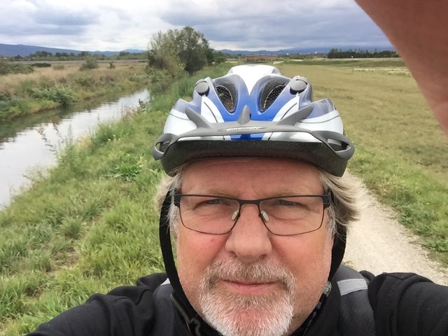 Helmi unterwegs am Kanalweg. Eher öd.