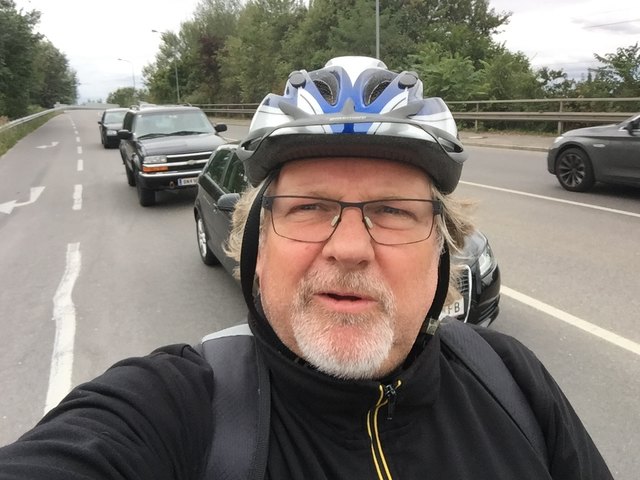 Hinter dir die Blechlawine.