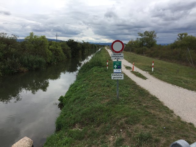 Echt störend die Schotterstraße.