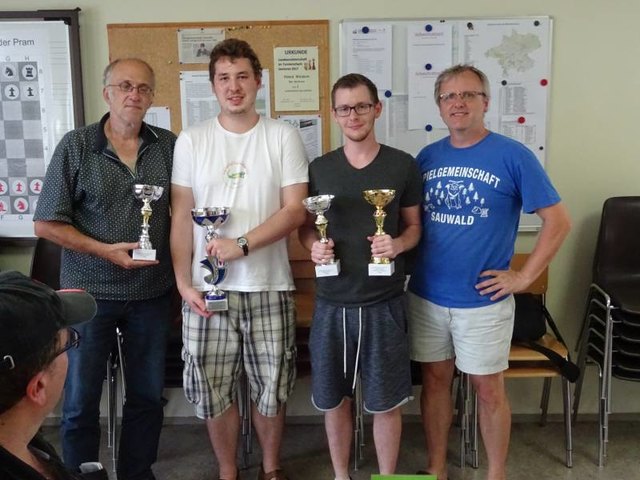 V. l.: Georg Kreische, Florian Mostbauer, Stefan Salvenmoser mit Turnierleiter Hiermann | Foto: SPG Sauwald