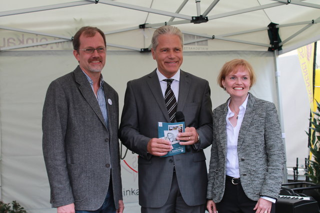 Obmann Georg Fuchs, WKO Wien-Vize Anton Gerald Ofner und Bezirksvorsteherin Silke Kobald eröffnen gemeinsam das 35. Hietzinger Bezirksfest