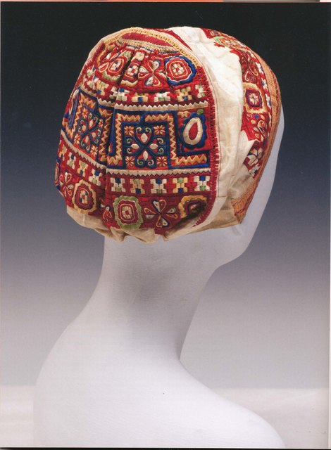 Unter den Schülerinnen von Rothansl findet man so klingende Namen wie Kamilla Birke, Josef Hajsinek, Gertrud Höchsmann, Lilly Jacobsen, Elisabeth Kudisch, Otto Niedermoser, Felice Rix-Ueno, Hilda Schmid-Jesser, Max Snischek, Alice Wanke, Trude Weinberger, Vally Wieselthier und May Ottawa. (Quelle: Kierlinger Geschichte(n)/Museum Kierling/Müksch) | Foto: Leonie Schwärzler/Rosalia Rothansl – Ein Leben für die Textilkunst; Haube: Kostümsammlung der KGS