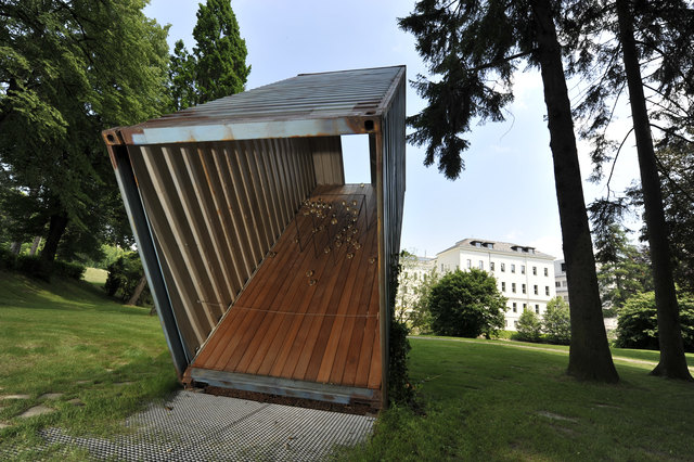 Dorothee Golz (geb. 1960) zu ihrem Mahnmal in Maria Gugging: "Mit meinem Entwurf für ein Memorial wollte ich einerseits die Grausamkeit der
Medizinverbrechen zum Ausdruck bringen, andererseits aber auch den Opfern ihre Würde zurückgeben." | Foto: IST Austria, 2010