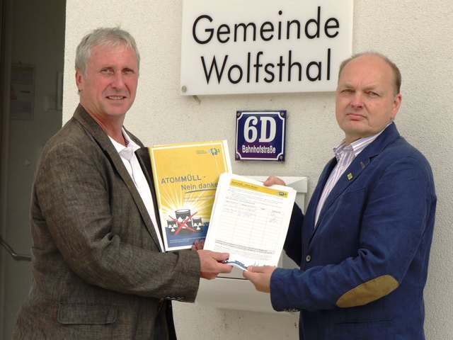 Bgm. Schödinger und Gerald Stradner, Regionsleiter Industrieviertel der Energie- und Umweltagentur NÖ, rufen zur Unterschrift auf. | Foto: Eva Leitner