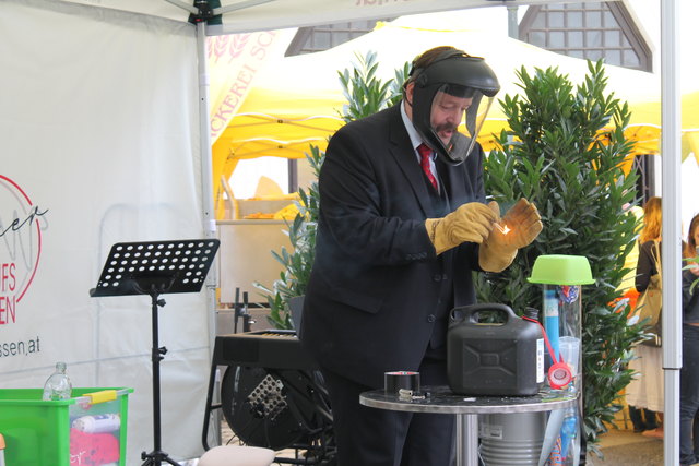 Bei physikalischen Experimenten ist Schutzkleidung sehr wichtig