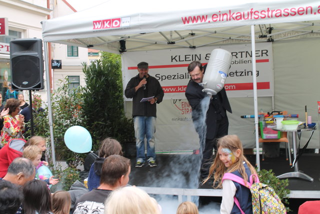 Werner Gruber erzeugt künstichen Nebel mit flüssigem Stickstoff