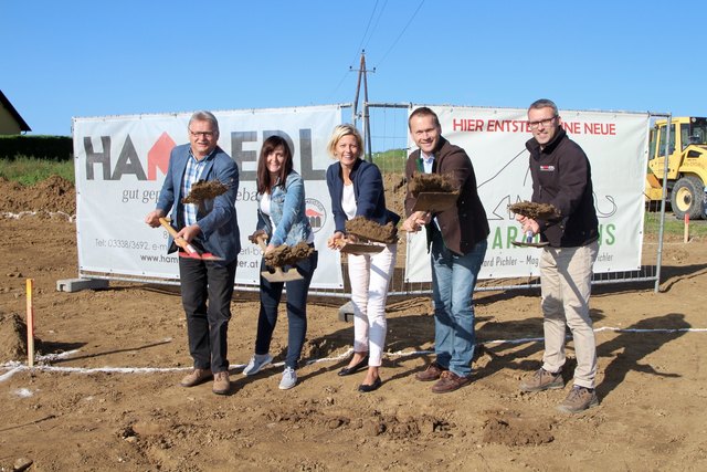 Maria Andersson Pichler und Reinhard Pichler mit Bgm. Franz Pötscher und Baumeister Markus Hammerl beim Spatenstich.
