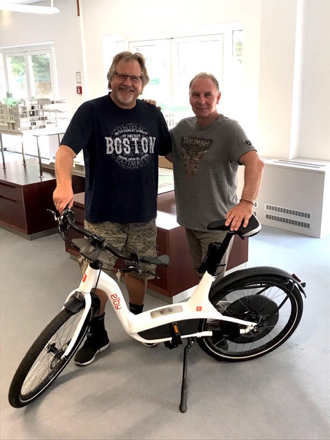 Peter Zezula (l.) übernimmt das elby-E-Bike von Hans Reinisch, der mit dem Racino in Ebreichsdorf auch gleich die Generalvertretung der Elektroräder übernommen hat.