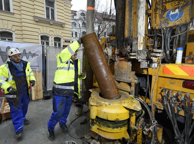 Probebohrungen zur Ermittlung der Bodenbeschaffenheit entlang der geplanten Trasse der U-Bahn-Linie U2 Richtung Matzleinsdorfer Platz, hier in Wien-Mariahilf. | Foto: Johannes Zinner
