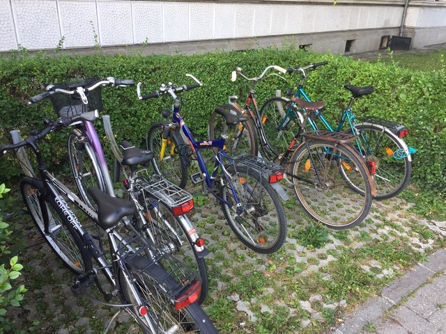 Kein Parkplatz vorm Gericht.