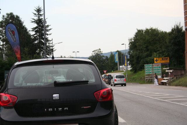 Große Autos verstellen die Sicht auf die L 119 nach links.
